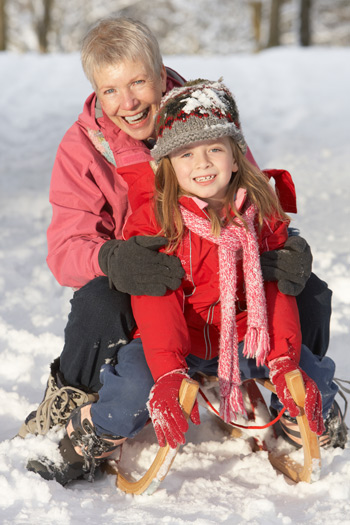 Trineo de nieve con niños / Snow sledding with children / Bajar por la nieve  en trineo 